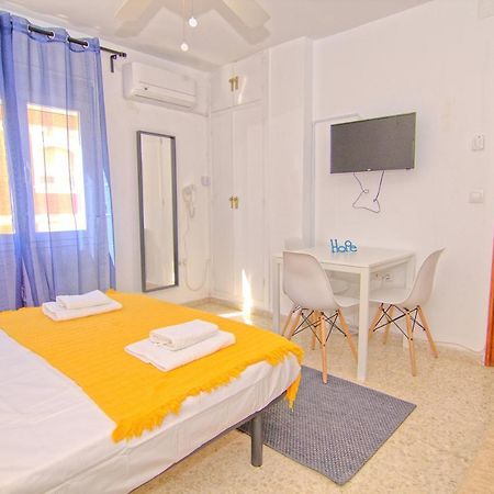 Low Cost Rooms Malaga River Exterior foto